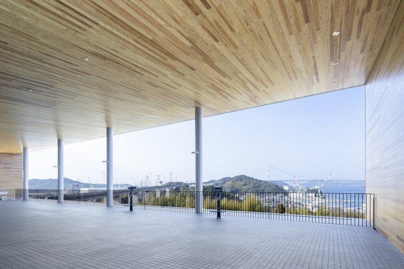 ２階の展望テラスからは、来島海峡と世界初の３連吊橋である来島海峡大橋、美しい瀬戸内海に浮かぶ大小の島々を眺めることができる。