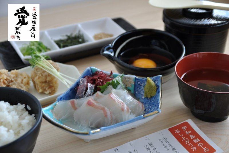 フードコートでは、地元の食材・旬の食材をふんだんに使ったメニューが盛りだくさん！鯛の薄切りと特製のタレを生卵に絡めて食べる贅沢な宇和島鯛めしは来島海峡SAの一押しグルメ。