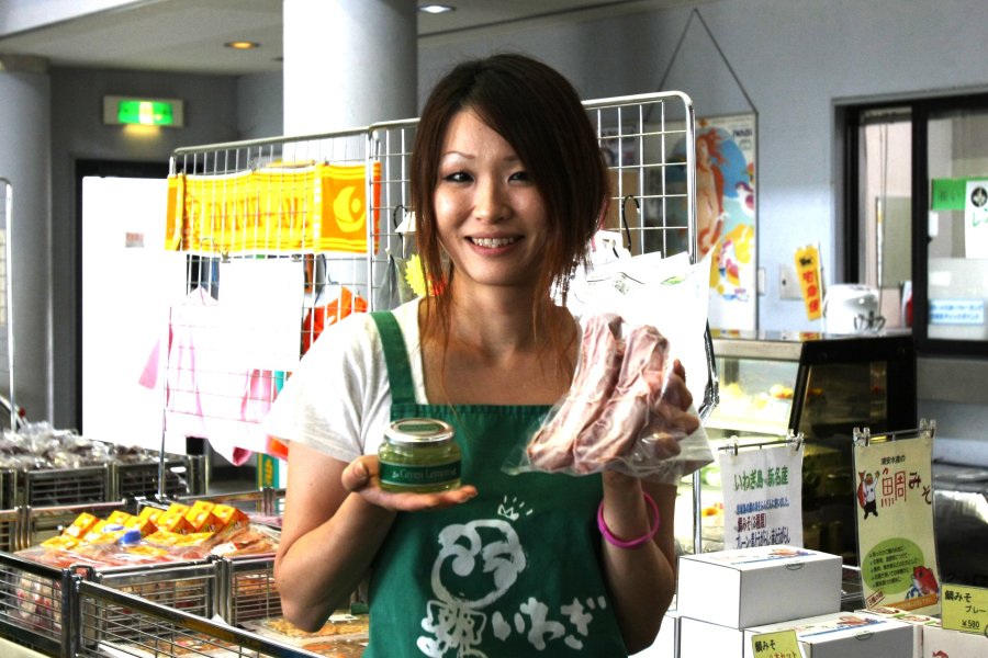 館内ではやわらかくジューシーなレモンポークや、青いレモンを使ったマーマレードなどが販売されており、岩城島ならではのお土産に最適。