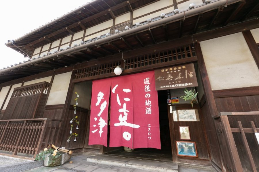 文化庁「国登録有形文化財（建造物）」に登録されている水口酒造主屋。暖簾の色は毎月変わります。