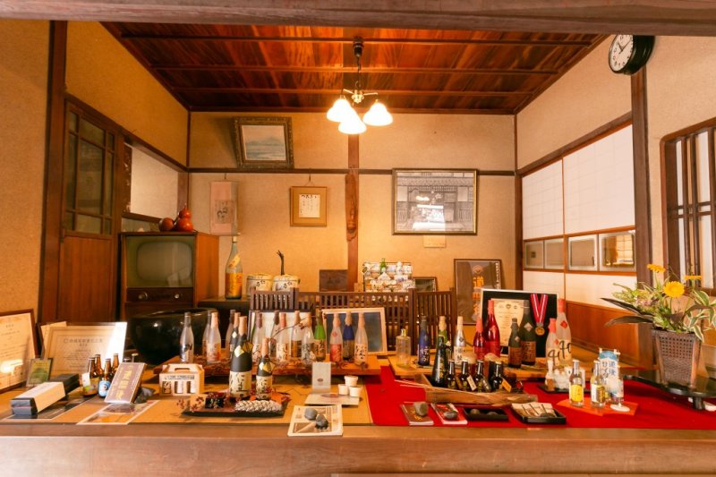 暖簾をくぐると昔の御帳場台が