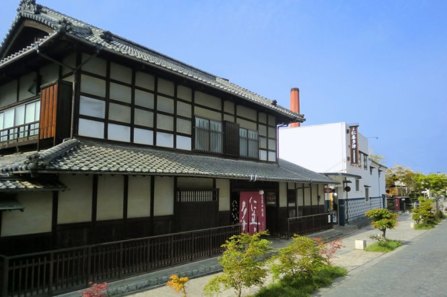 石畳の熟田津の道沿いに佇む水口酒造。道後温泉から徒歩５分。