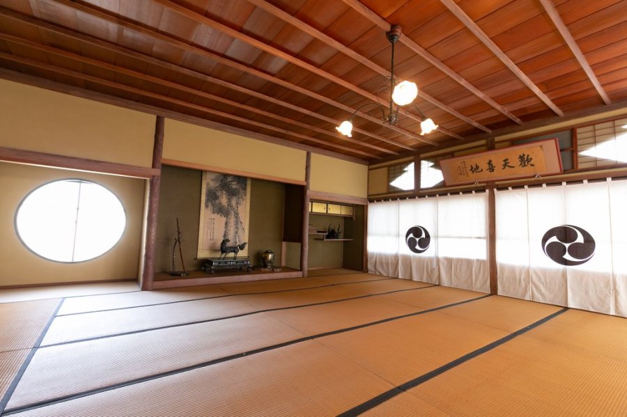 水口酒造主屋の２階は、大広間に。道後温泉本館と同じトラス工法を採用することにより高い天井を実現。