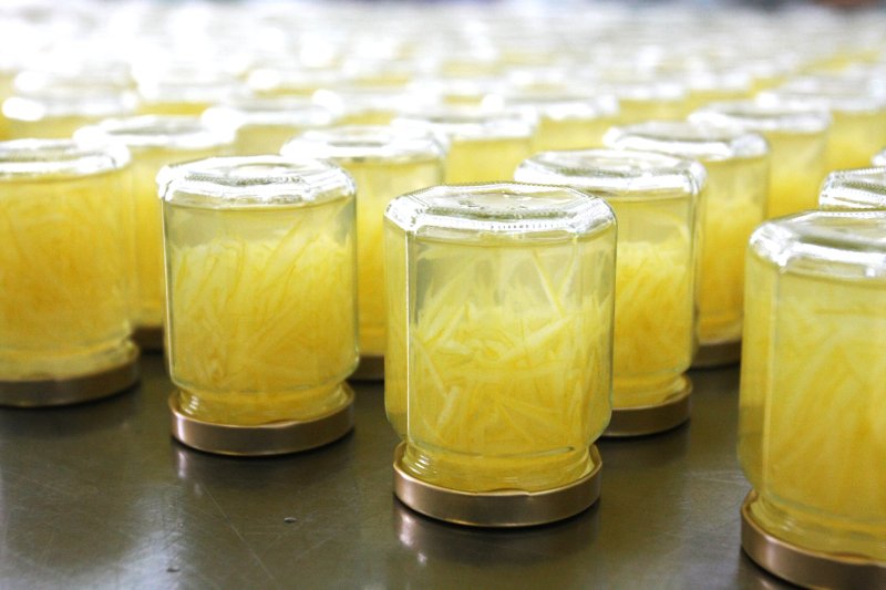 島内にある「いわぎ物産センター」では、岩城島のレモンを使った加工品などが作られており、岩城観光センター内で購入することができる。
