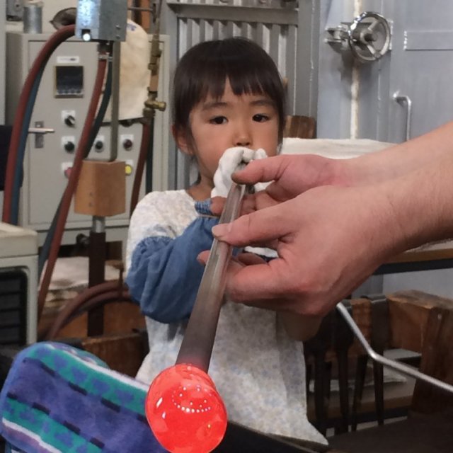 リサイクルガラスで作る吹きガラス体験
