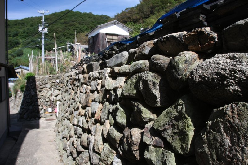 特徴的な石垣の町並みは、どこか懐かしい気分にさせられる、古き良き風情ある佇まい。
