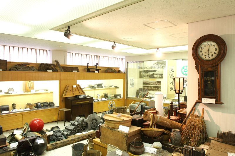 魚島に関する品々を展示する館内は、昔懐かしい雰囲気が漂う。