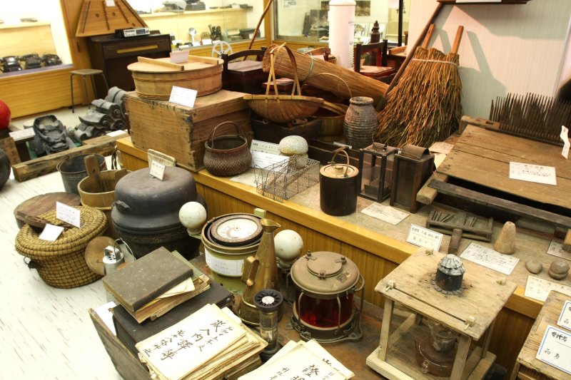 生活に使われていた昔の農具や民具を展示。当時の暮らしの様子がうかがえる。
