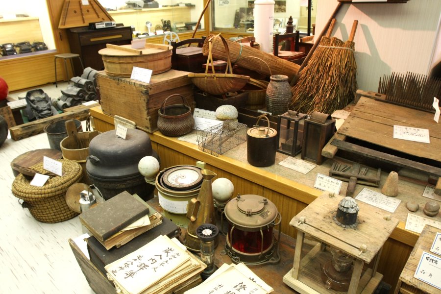 生活に使われていた昔の農具や民具を展示。当時の暮らしの様子がうかがえる。