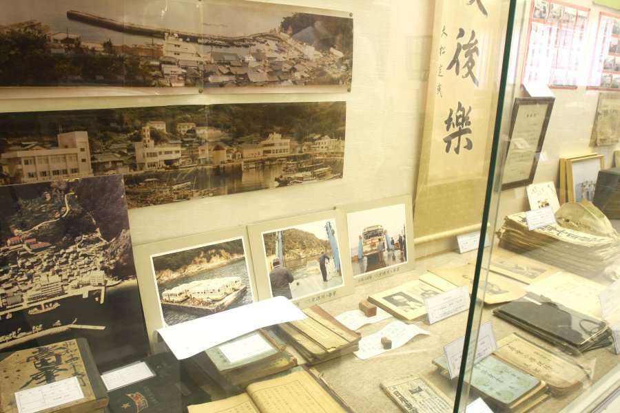魚島の漁業に関する写真や資料も展示され、魚島の歴史を学ぶことができる。
