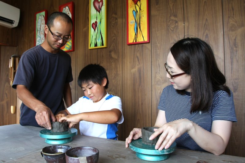手びねり体験は丁寧に指導してくれるため、小さな子供でも作品作りを楽しむことができる。