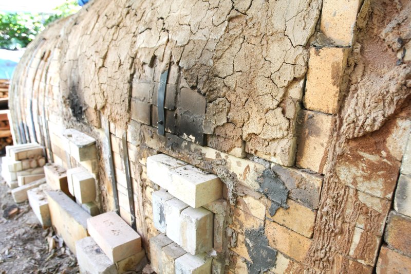 約3000個の煉瓦を用いて陶工自ら製作した登窯。本格的な薪釜で備前の土を使用している。