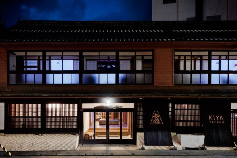 木屋旅館の玄関前。明治の歴史を感じる外観。
