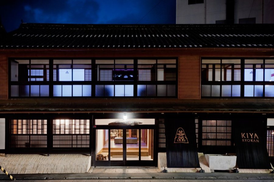木屋旅館の玄関前。明治の歴史を感じる外観。
