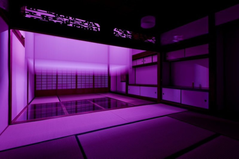 ２階客室は、四面にスクリーンを下すことができ、ＬＥＤライトの仕掛けにより幻想的な空間が楽しめる。