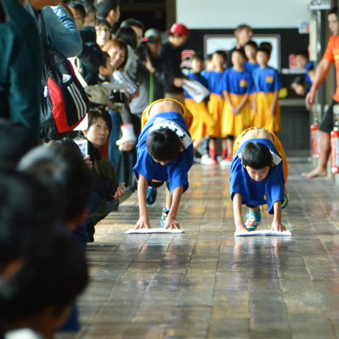 日本一の廊下を駆け抜けろ！雑巾がけ体験
