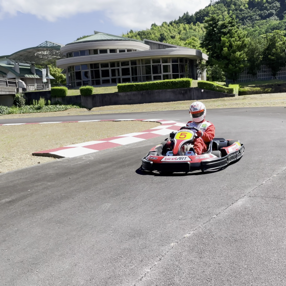 本格的ゴーカートでレーサー気分を味わおう！！