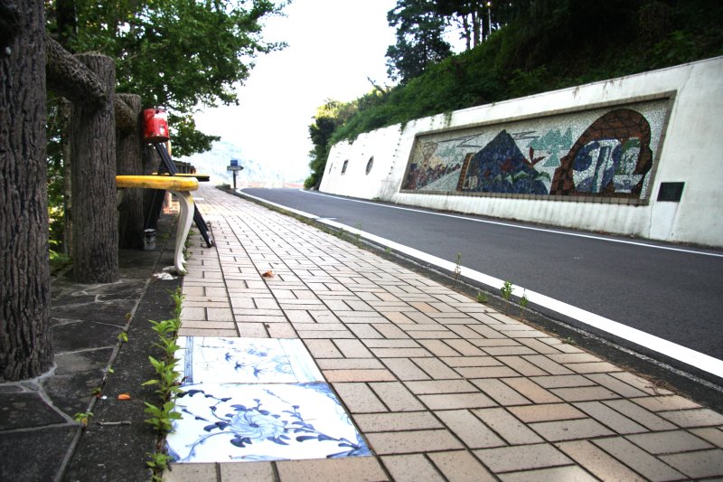 緩やかなカーブが続く陶板の道には、砥部焼を使った作品が至るところに埋め込まれている。