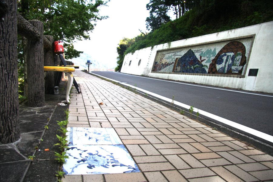 緩やかなカーブが続く陶板の道には、砥部焼を使った作品が至るところに埋め込まれている。