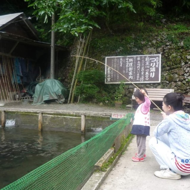 竹の釣り竿作りと川魚釣り
