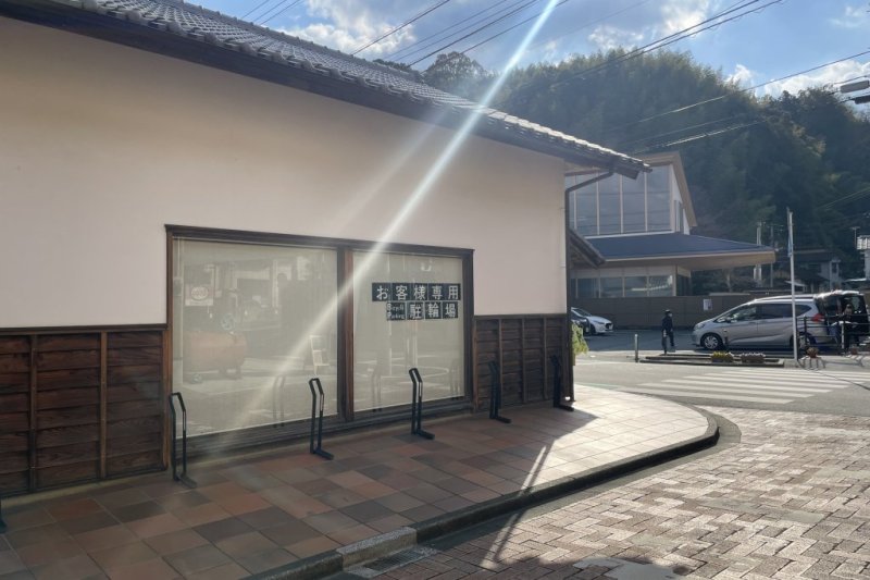 自転車でお越しのお客様のためにサイクルスタンドも設置している。