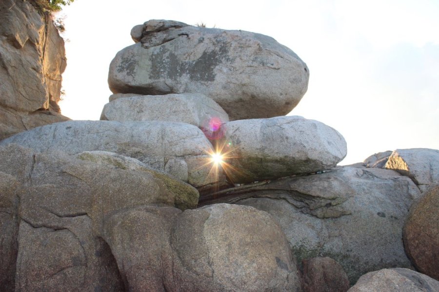 冬至を挟み前後1週間、亀石の空洞を神秘的な光が通過する。