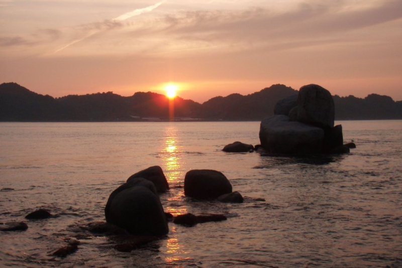 夏至頃、「夏至の三ツ石」の溝に、日没の夕日が差し込む。この光の方角に興居島の磐神神社が存在し、ご神体は花崗岩の巨石である。