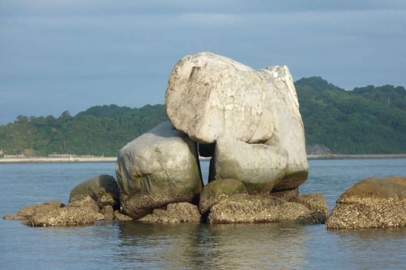 白石の鼻巨石群の中心となる海上の三ツ石。