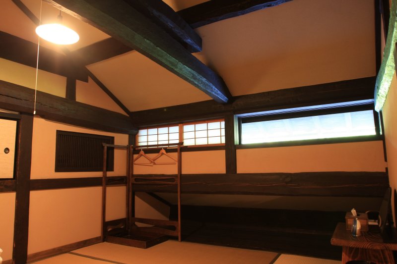 ２階にある３つの客室は屋根裏を改修して作られたもの。この独特な空間に心落ち着くはず。