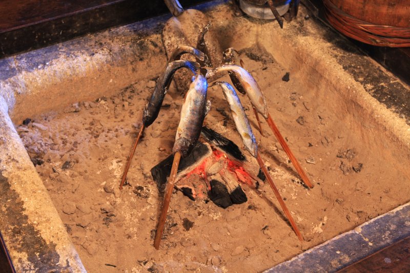 石畳地区で作られた炭を使って、囲炉裏でゆっくりじっくり焼いているアメノウオは絶品。