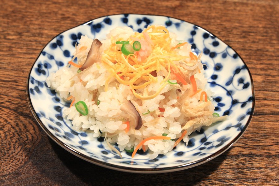 夕食でいただける「いなか寿司」は、地元直産採れたてのしいたけやごぼう、にんじんなどの野菜、ちりめんなどが入った手間暇かけた逸品。