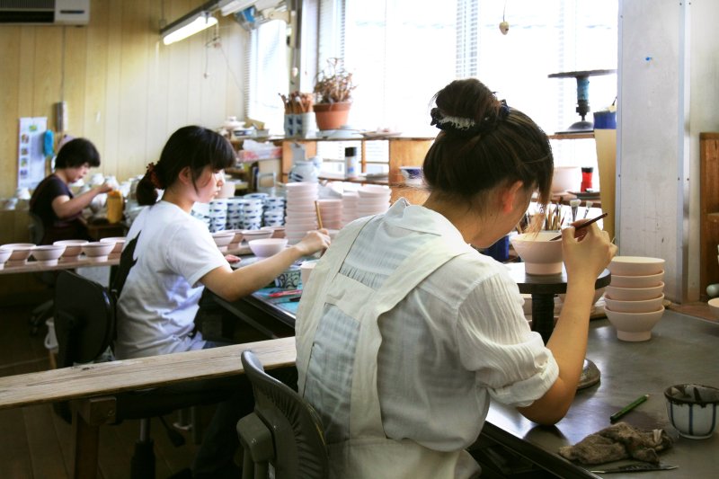 職人による絵付けの風景は、今も昔も変わらず手作業で行われている。