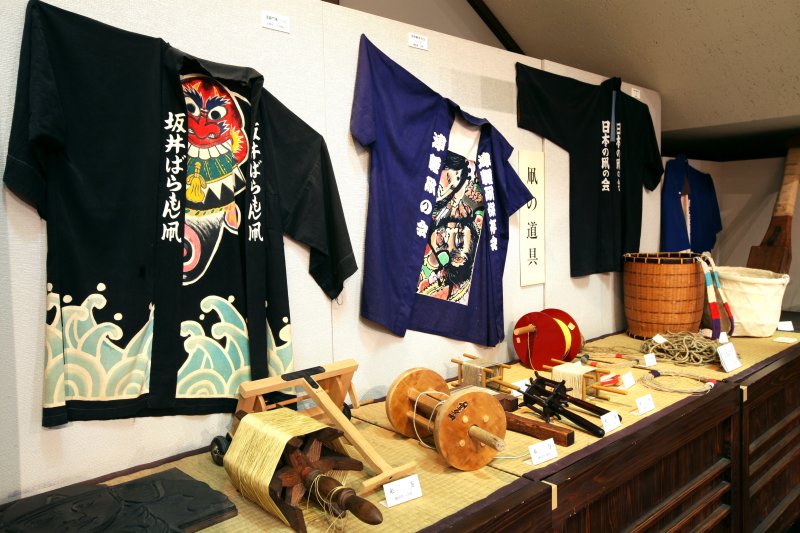 凧あげで使用される道具の数々を展示。道具一つ一つからも歴史が感じられる。