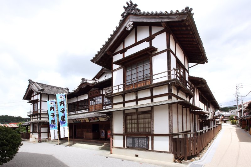 商店街から少し入りこんだ住宅街に突如姿を現す様は、まるで大正時代の町に迷い込んだかのよう。