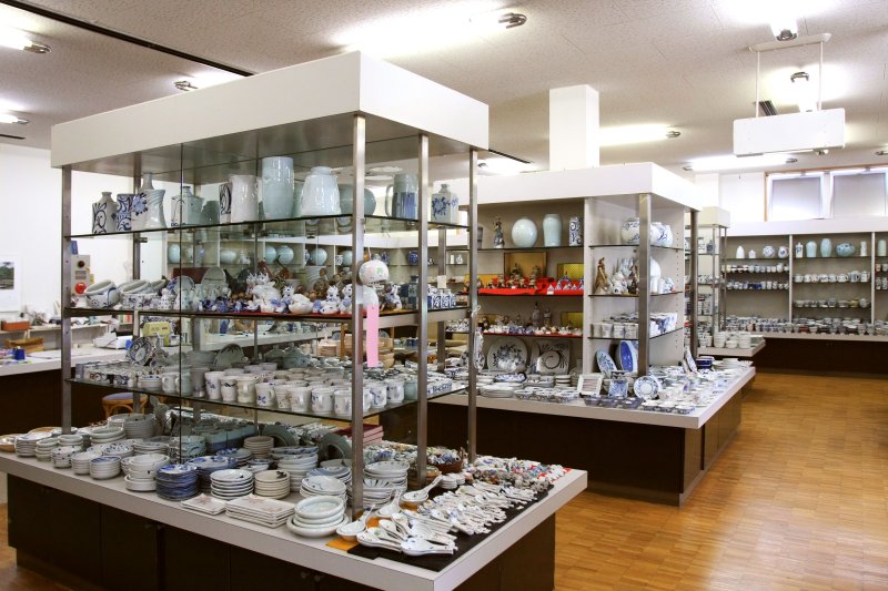 定価の半額以下で購入できるB級品の直売コーナーが設置されているのも窯元ならでは。