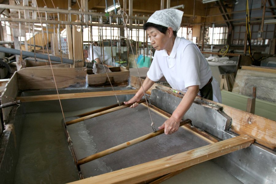 「流し漉き」という伝統技法で職人の手により1枚1枚手漉きされている大洲和紙の製造工程を間近で見学が可能。