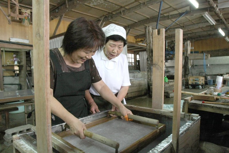 伝統工芸士と職人の手ほどきを受けながら、気軽に手漉き和紙を作ることができる。