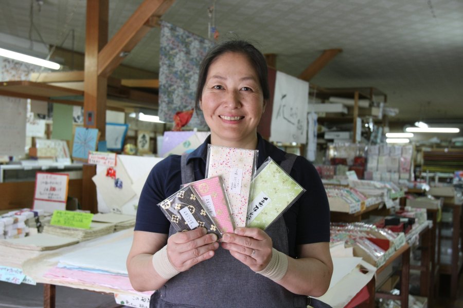 敷地内の大洲和紙会館では様々な和紙商品を販売している。特に書道用紙は評価が高い。