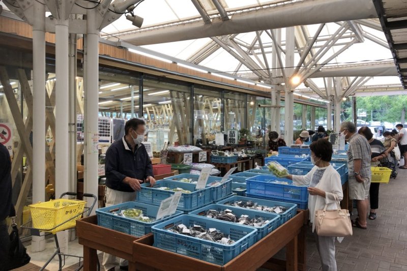 野菜や果物が所狭しと並べられ、新鮮な食材を購入しようと毎日多くの人々で賑わっている。週末には家族連れやカップルで賑わう。