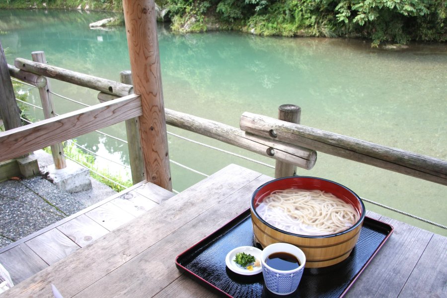 小田地域名物である「たらいうどん」は、地元産のしいたけや大豆などが入った特徴的なつゆで、素朴な小田の味が楽しめる。
