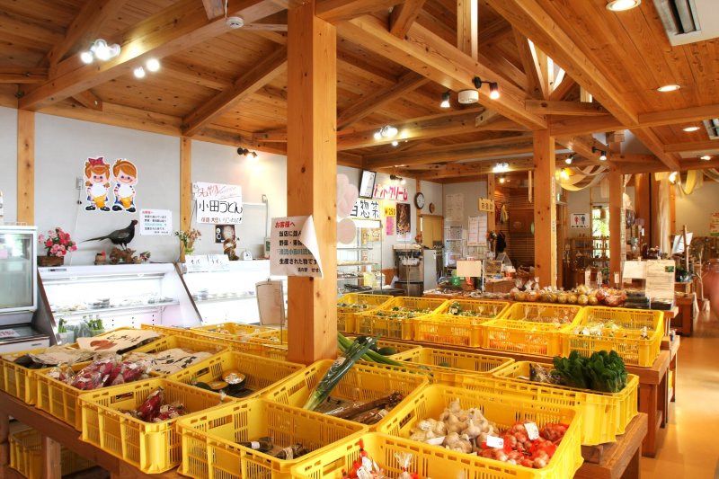 小田産の木材を使って建てられてた木の香りと温もりあふれる館内には、野菜や果物、そしてお菓子に至るまで地元産にこだわった商品が所狭しと並んでいる。