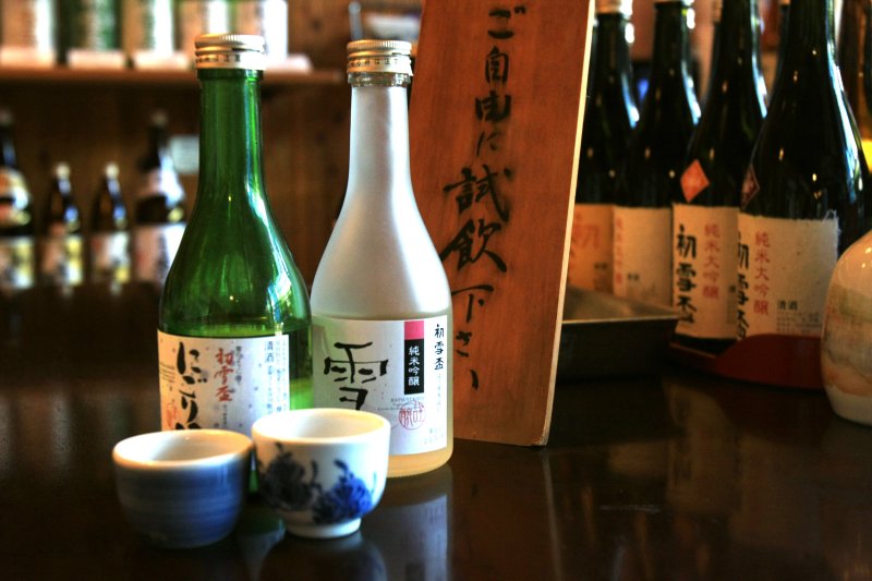 試飲は飲み比べをして好きなものを買える。ドライバーのためにもアルコールが入ってない甘酒の試飲が用意されている。