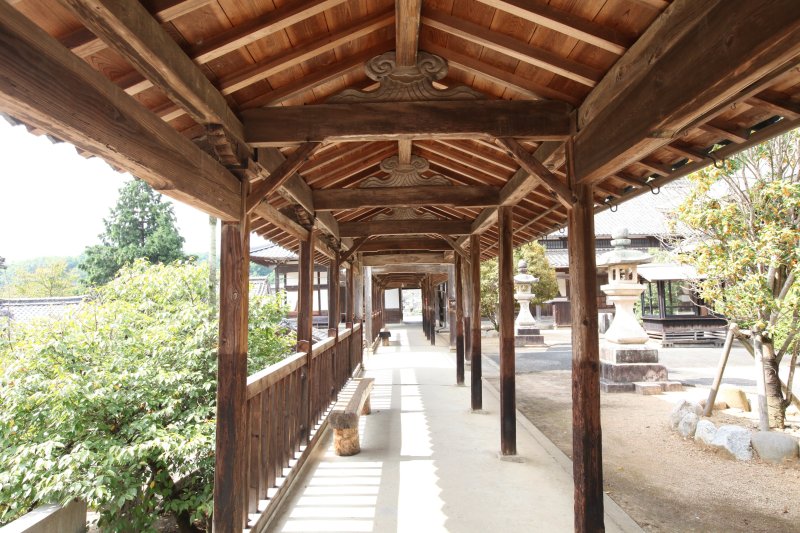 本堂から中雀門まで回廊で結ばれており、曹洞宗の総本山、永平寺の配置に似た造りになっていることから「伊予のミニ永平寺」と呼ばれている。