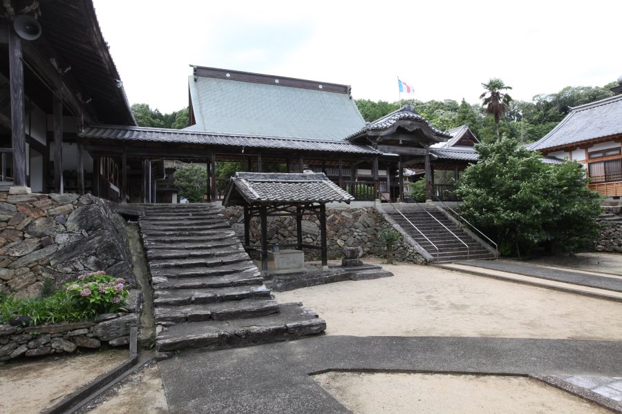 本堂は火災で焼失したのを1808年に再建したもので、楠の大木を建材として使用したことから楠寺とも呼ばれる。内子町の有形文化財に指定されている。