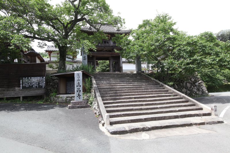旧五城村中土の持宝院に建立されていた山門を1750年前後に移築したもので、均衡のとれた美しい形と重量感がある。