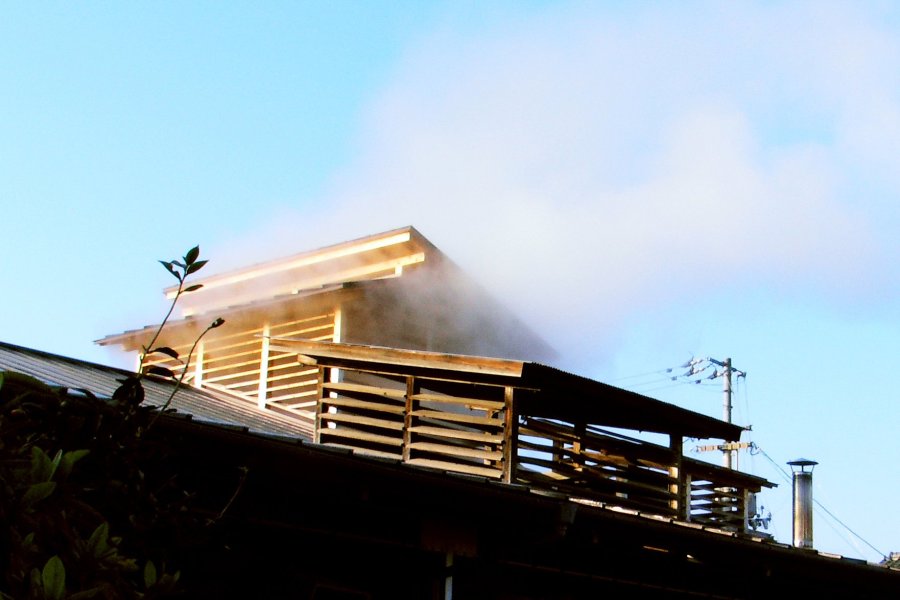 外観の独特な屋根からは、蒸し上がった湯気が放出できるようになっている。