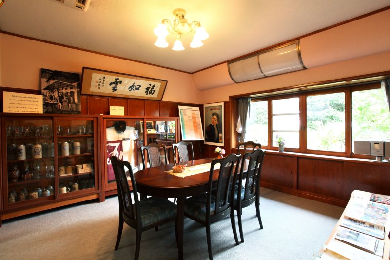 洋間には高橋龍太郎翁の貴重な品々やアサヒビールからの寄贈品などを展示。
