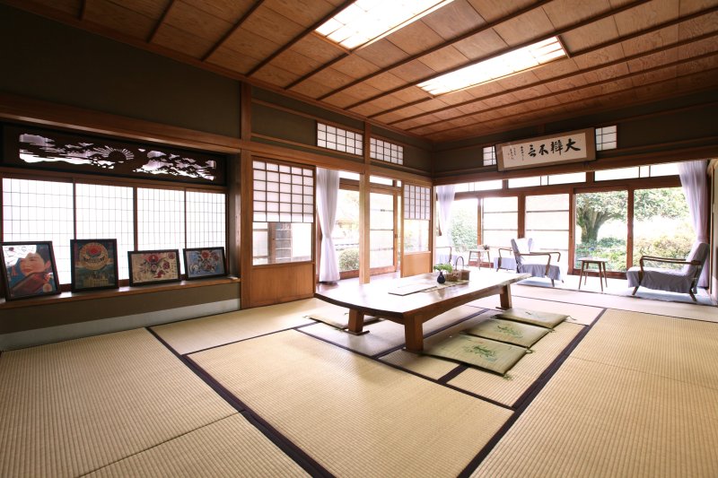 母屋の和室ではコーヒーや紅茶などの喫茶メニューがあり、休憩することができる。