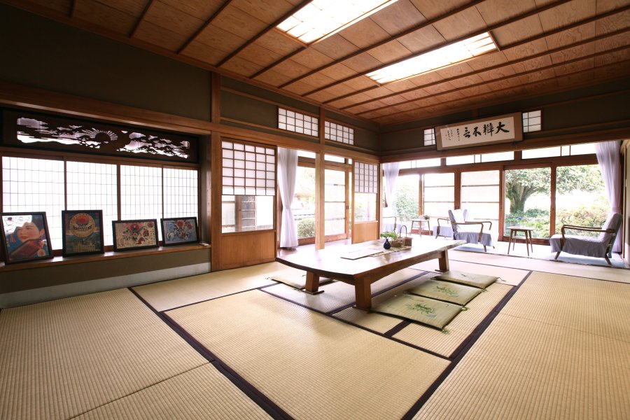 母屋の和室ではコーヒーや紅茶などの喫茶メニューがあり、休憩することができる。