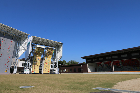 石鎚クライミングパークSAIJOは、ロープを用いてウォールを登った高さを競うリード競技、ロープを使わず高さ5ｍ程のウォールに設置！